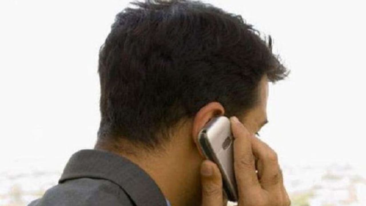 सावधान आप नहीं करें ऐसी गलती: यहां एक युवक की मोबाइल पर बात करते करते हो गई मौत, पुलिस ने किया अलर्ट सावधान आप नहीं करें ऐसी गलती: यहां एक युवक की मोबाइल पर बात करते करते हो गई मौत, पुलिस ने किया अलर्ट