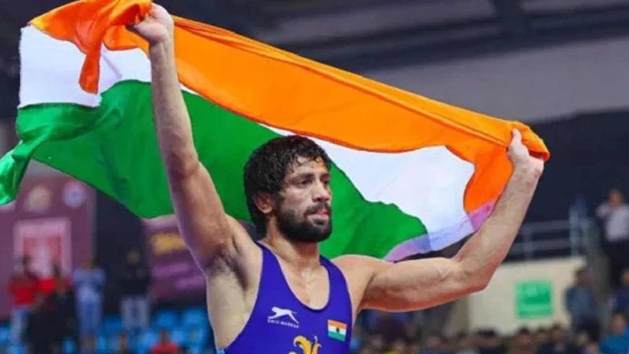 Tokyo Olympics: सिल्वर मेडल जीतते ही करोड़पति बने रवि दाहिया, मिलेगी क्लास वन की नौकरी और 4 करोड़ रु.