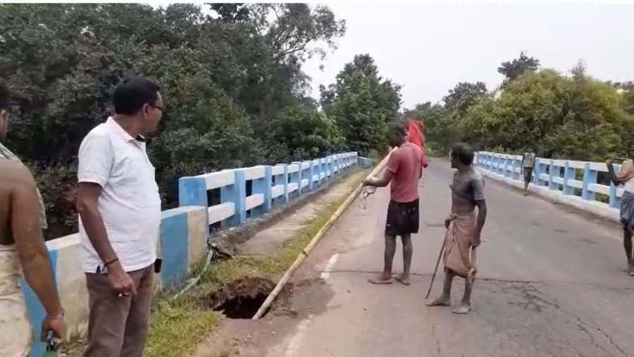 সেতুতে ধস, পাথর দিয়ে লাল জামা পুঁতে স্থানীয়দের সতর্ক করলেন তৃণমূল নেতা