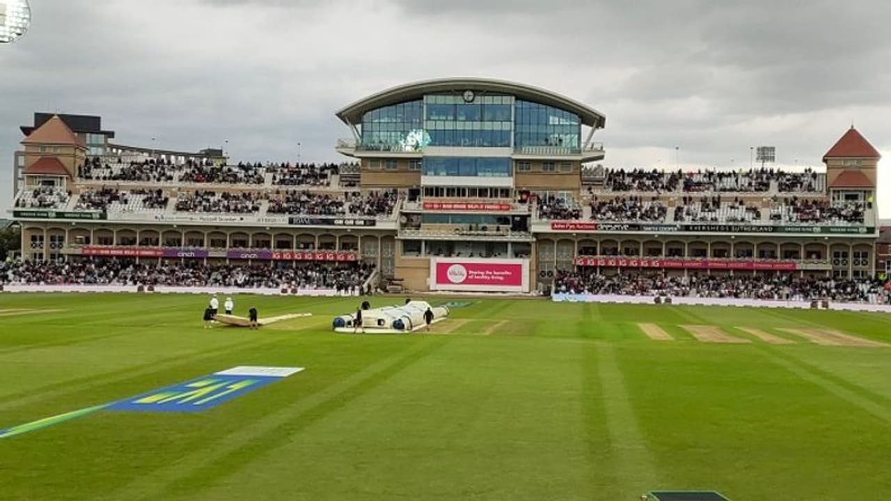 ದಿಢೀರ್ ಕುಸಿದ ಟೀಂ ಇಂಡಿಯಾಗೆ ಮಳೆರಾಯನ ಶಾಕ್; ಪಂದ್ಯ ತಾತ್ಕಾಲಿಕ ಸ್ಥಗಿತ! ದಿಢೀರ್ ಕುಸಿದ ಟೀಂ ಇಂಡಿಯಾಗೆ ಮಳೆರಾಯನ ಶಾಕ್; ಪಂದ್ಯ ತಾತ್ಕಾಲಿಕ ಸ್ಥಗಿತ!