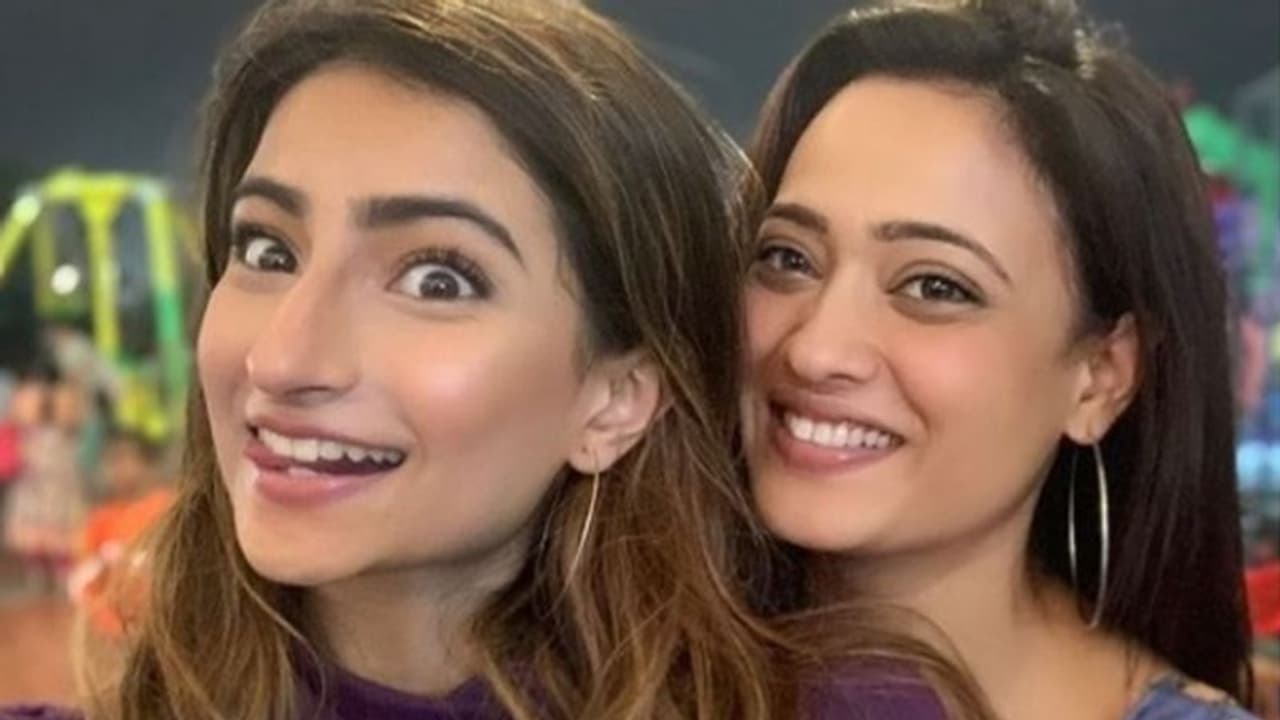 श्वेता तिवारी के साथ दिखी 21 साल की बेटी, लोग बोले ये तो बिल्कुल सेम Age की बहनें लग रही हैं श्वेता तिवारी के साथ दिखी 21 साल की बेटी, लोग बोले ये तो बिल्कुल सेम Age की बहनें लग रही हैं