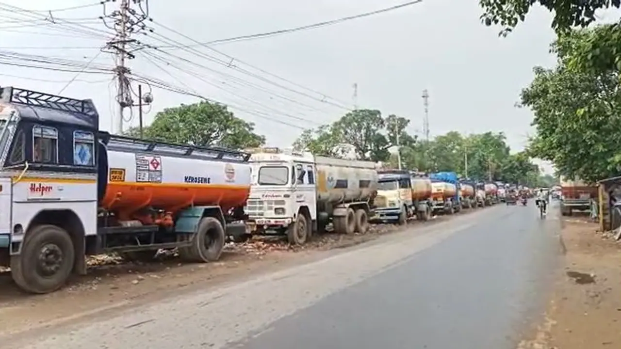 আইওসির সঙ্গে বৈঠকে অধরা সমাধান সূত্র, ট্যাঙ্কার মালিকদের ধর্মঘটে তেলশূন্য একাধিক পেট্রোল পাম্প আইওসির সঙ্গে বৈঠকে অধরা সমাধান সূত্র, ট্যাঙ্কার মালিকদের ধর্মঘটে তেলশূন্য একাধিক পেট্রোল পাম্প