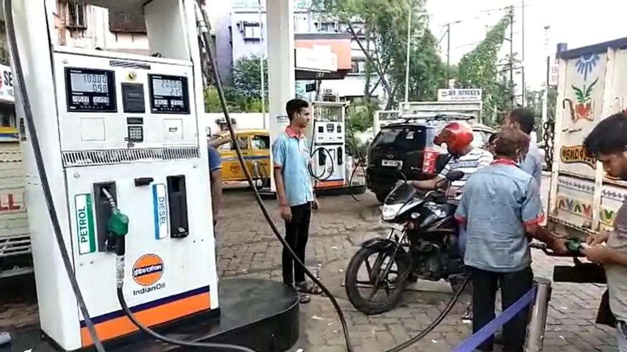 পেট্রোপণ্যের দাম বেড়েই চলেছে, রাজ্যের ৮ জেলায় ১০০ পার ডিজেল