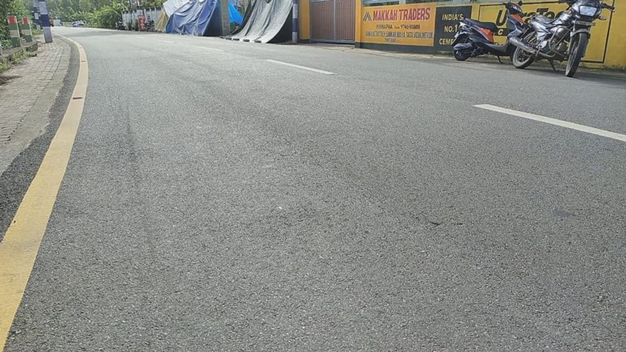 നിർമാണോദ്ഘാടനം കഴിഞ്ഞ് ഒരു വർഷം തികയും മുമ്പ് കഞ്ഞിപ്പാടം റോഡിൽ പലയിടത്തും വിള്ളൽ നിർമാണോദ്ഘാടനം കഴിഞ്ഞ് ഒരു വർഷം തികയും മുമ്പ് കഞ്ഞിപ്പാടം റോഡിൽ പലയിടത്തും വിള്ളൽ