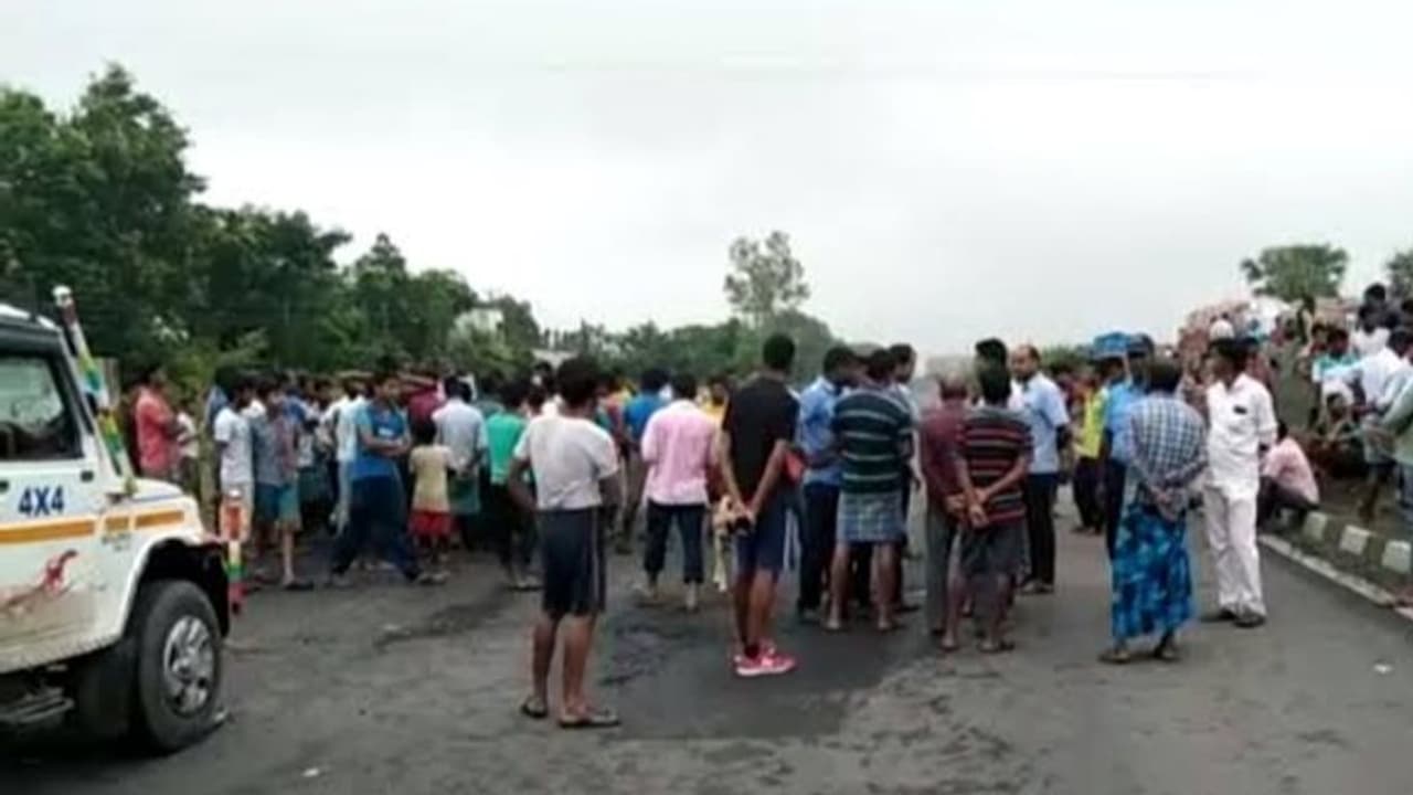 গাড়িতে ওঠার সময় পিছন থেকে ট্রাকের ধাক্কা, ভয়াবহ দুর্ঘটনায় মুর্শিদাবাদে মৃত ৫