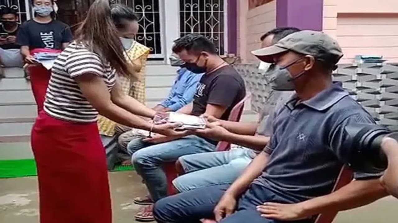 इनके बिना पूरा नहीं हो पाता मीराबाई चानू का वेटलिफ्टर बनने का सपना, मेडल जीतने के बाद इस तरह की शुक्रिया अदा इनके बिना पूरा नहीं हो पाता मीराबाई चानू का वेटलिफ्टर बनने का सपना, मेडल जीतने के बाद इस तरह की शुक्रिया अदा