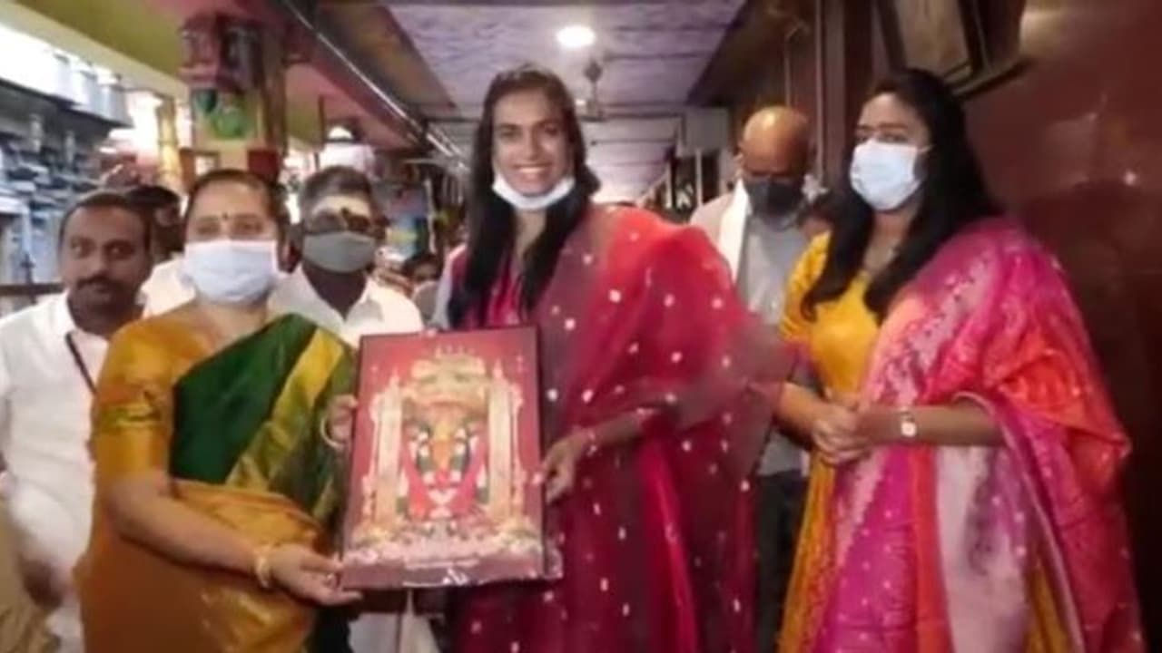 ఒలింపిక్స్2024 లో స్వర్ణం సాధించేలా చూడమ్మా: విజయవాడ దుర్గమ్మను కోరుకున్న పివి సింధు (వీడియో) ఒలింపిక్స్2024 లో స్వర్ణం సాధించేలా చూడమ్మా: విజయవాడ దుర్గమ్మను కోరుకున్న పివి సింధు (వీడియో)