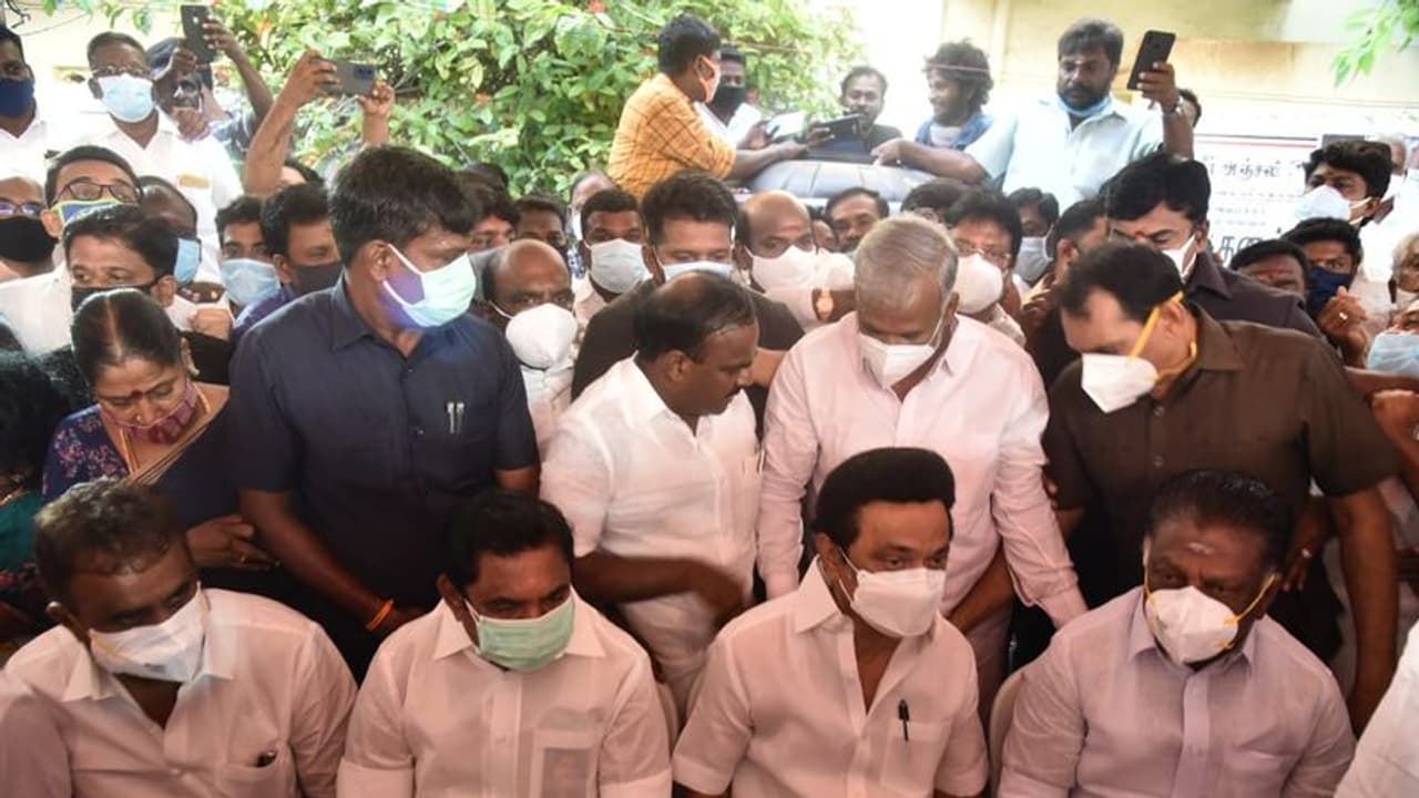 உணர்ச்சி பிழம்பான மதுசூதனன் இறுதி நிகழ்ச்சி.. ஓபிஎஸ் இபிஎஸ்க்கு நடுவில் அமர்ந்த ஸ்டாலின்.. உருகிய தொண்டர்கள். உணர்ச்சி பிழம்பான மதுசூதனன் இறுதி நிகழ்ச்சி.. ஓபிஎஸ் இபிஎஸ்க்கு நடுவில் அமர்ந்த ஸ்டாலின்.. உருகிய தொண்டர்கள்.