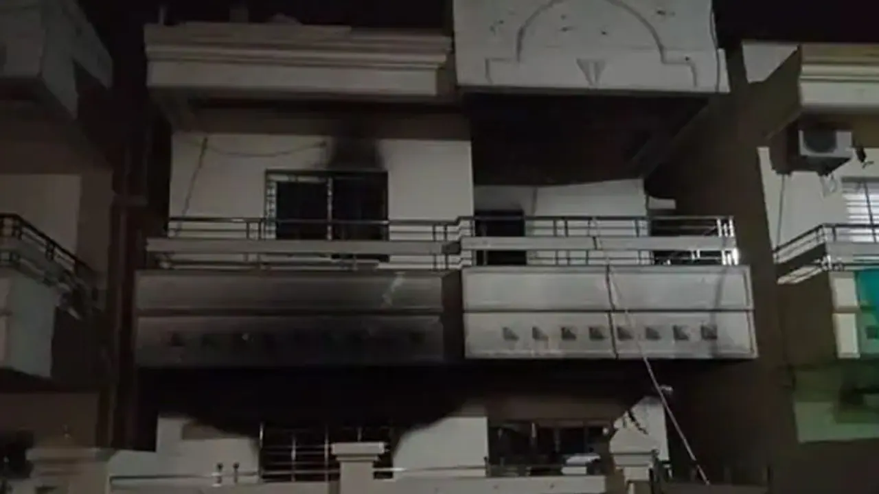 रात 2.30 बजे प्रॉटोकॉल इंस्पेक्टर के घर में लगी आग, 3 जिंदा जले, बचने के लिए बाथरूम में छिपी महिला का मिला शव रात 2.30 बजे प्रॉटोकॉल इंस्पेक्टर के घर में लगी आग, 3 जिंदा जले, बचने के लिए बाथरूम में छिपी महिला का मिला शव