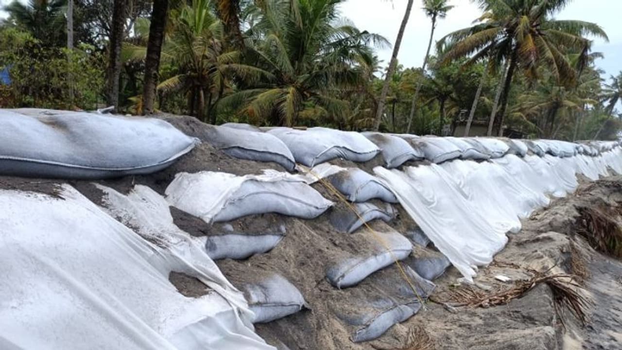 ആലപ്പുഴയിൽ കടലേറ്റ പ്രതിരോധത്തിനായി സ്ഥാപിച്ച ജിയോബാഗ് സമൂഹ വിരുദ്ധർ നശിപ്പിച്ചു