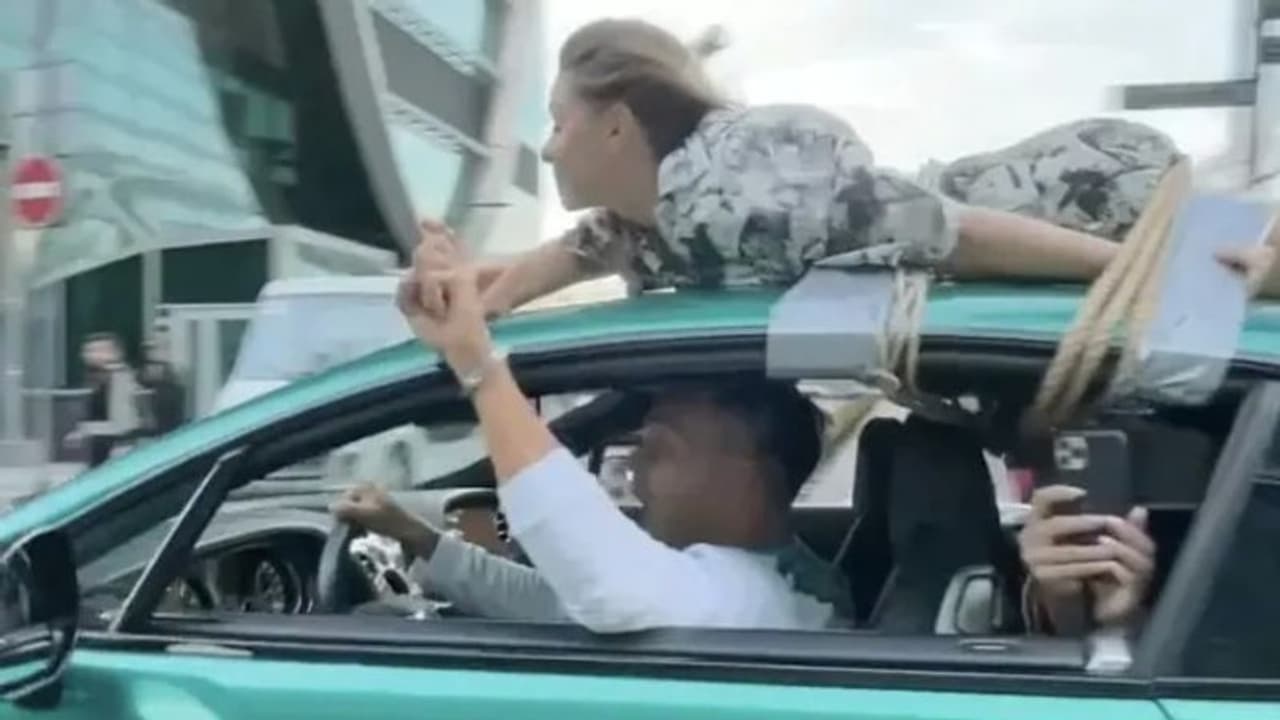 പങ്കാളിയെ കാറിന് മുകളിൽ കെട്ടിയിട്ട് യാത്ര, ഇതുമൊരു ചലഞ്ചോ? ഞെട്ടിത്തരിച്ച് സോഷ്യൽ മീഡിയ! പങ്കാളിയെ കാറിന് മുകളിൽ കെട്ടിയിട്ട് യാത്ര, ഇതുമൊരു ചലഞ്ചോ? ഞെട്ടിത്തരിച്ച് സോഷ്യൽ മീഡിയ!