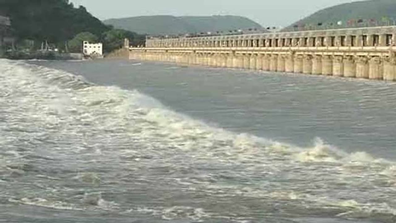 పులిచింతల ప్రాజెక్ట్: అడుగంటిన నీటిమట్టం.. బయటపడిన 16వ నెంబర్ గేట్ పులిచింతల ప్రాజెక్ట్: అడుగంటిన నీటిమట్టం.. బయటపడిన 16వ నెంబర్ గేట్