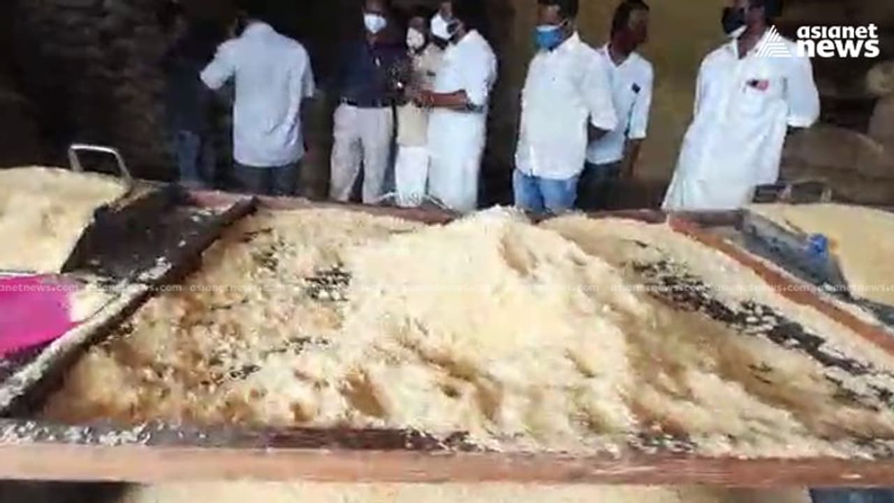 കൊട്ടാരക്കരയിൽ പഴകി പുഴുത്ത അരി കഴുകി വൃത്തിയാക്കി വിതരണം ചെയ്യാൻ ശ്രമം കൊട്ടാരക്കരയിൽ പഴകി പുഴുത്ത അരി കഴുകി വൃത്തിയാക്കി വിതരണം ചെയ്യാൻ ശ്രമം