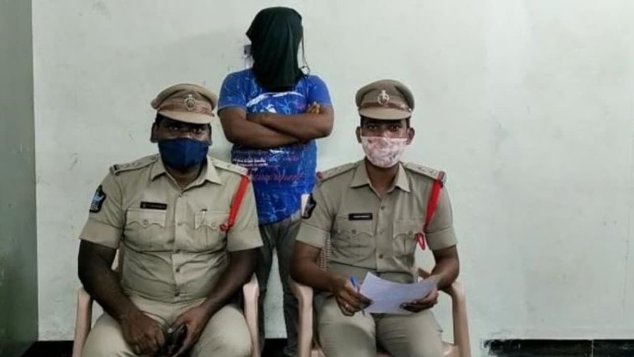 విజయవాడ మహిళపై దాష్టికం... ఆటో డ్రైవర్ అరెస్ట్ (వీడియో) విజయవాడ మహిళపై దాష్టికం... ఆటో డ్రైవర్ అరెస్ట్ (వీడియో)