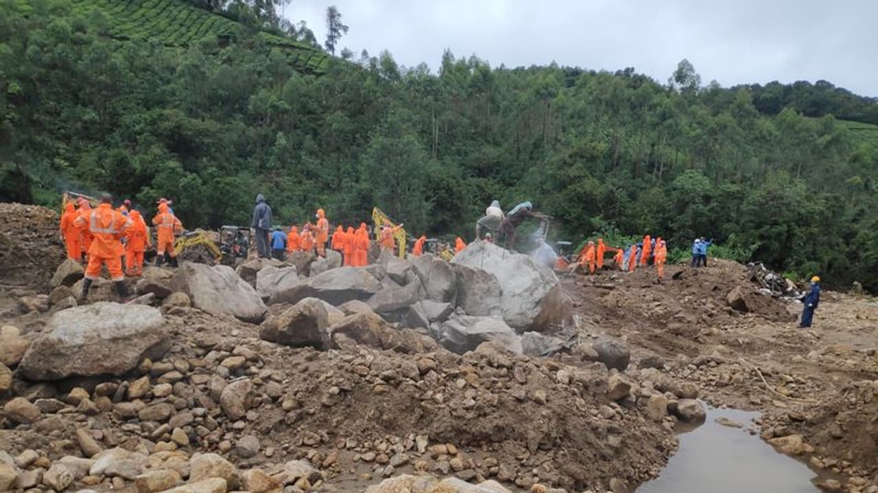 പെട്ടിമുടി ദുരന്തത്തില് മരിച്ച വനംവകുപ്പ് ജീവനക്കാരുടെ കുടുംബങ്ങൾക്ക് സഹായധനം നല്കി പെട്ടിമുടി ദുരന്തത്തില് മരിച്ച വനംവകുപ്പ് ജീവനക്കാരുടെ കുടുംബങ്ങൾക്ക് സഹായധനം നല്കി