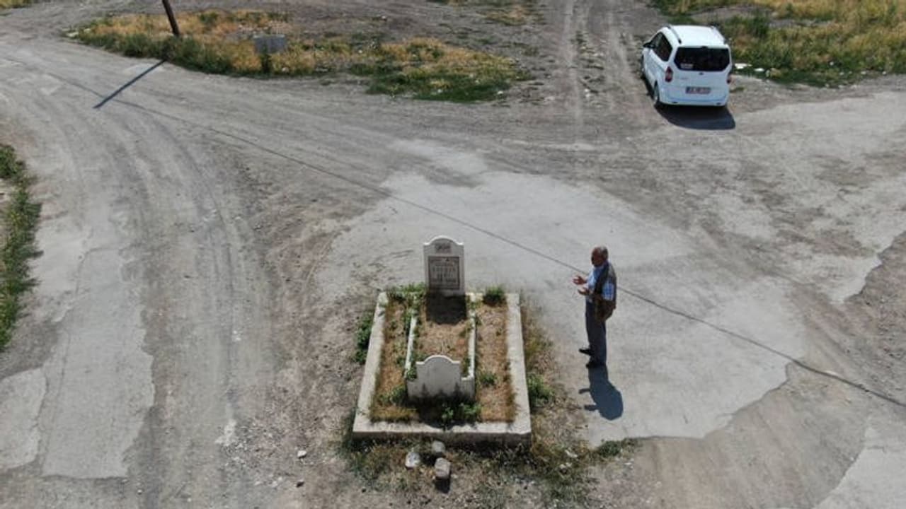 നടുറോഡില്‍ ഒരു ശവകുടീരം; നീക്കം ചെയ്യാനാര്‍ക്കും ധൈര്യമില്ല!