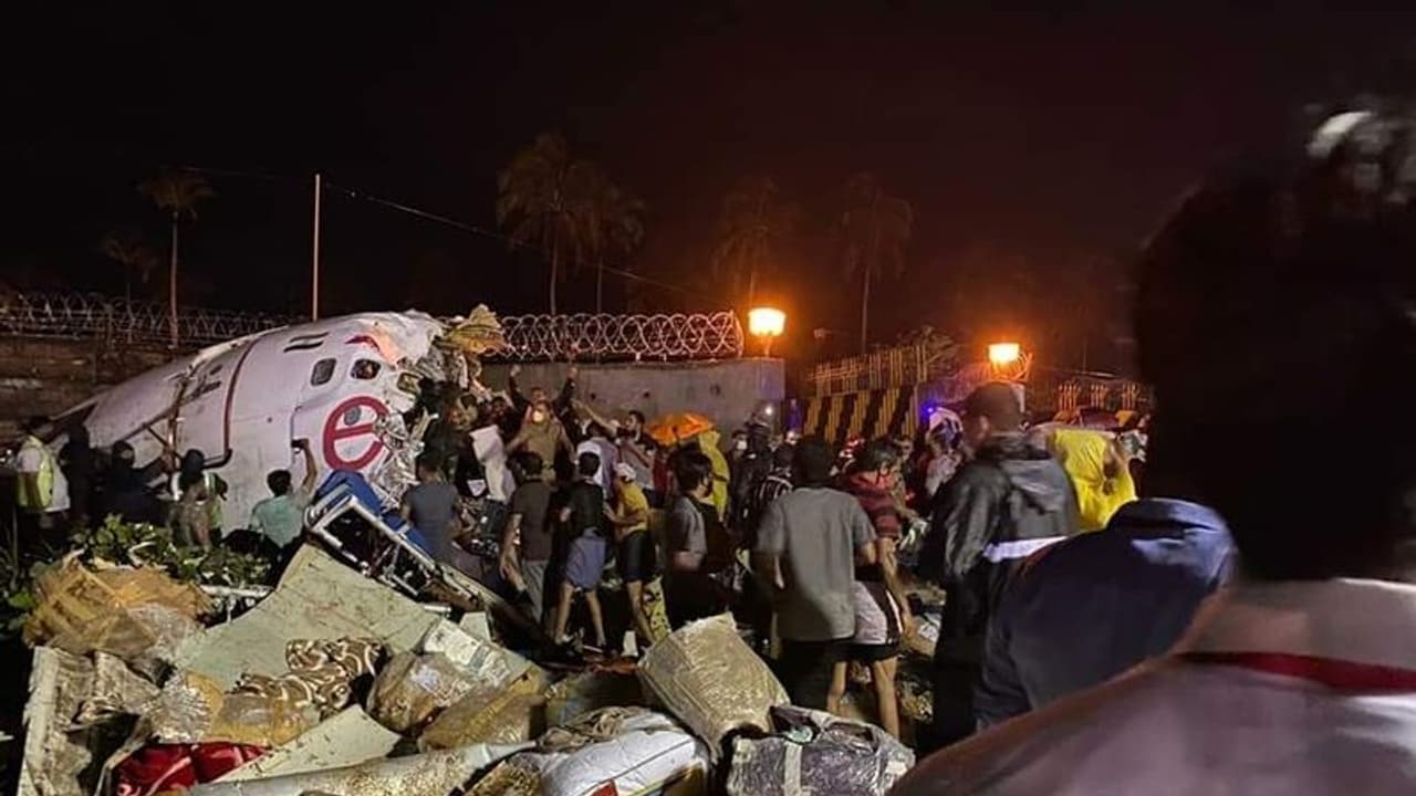 കോരിച്ചൊരിയുന്ന മഴയിൽ പറന്നിറങ്ങിയ ദുരന്തം; കാരണം വ്യക്തമായിട്ടും കരിപ്പൂരിൽ വലിയ വിമാനങ്ങൾക്ക് നിയന്ത്രണം കോരിച്ചൊരിയുന്ന മഴയിൽ പറന്നിറങ്ങിയ ദുരന്തം; കാരണം വ്യക്തമായിട്ടും കരിപ്പൂരിൽ വലിയ വിമാനങ്ങൾക്ക് നിയന്ത്രണം