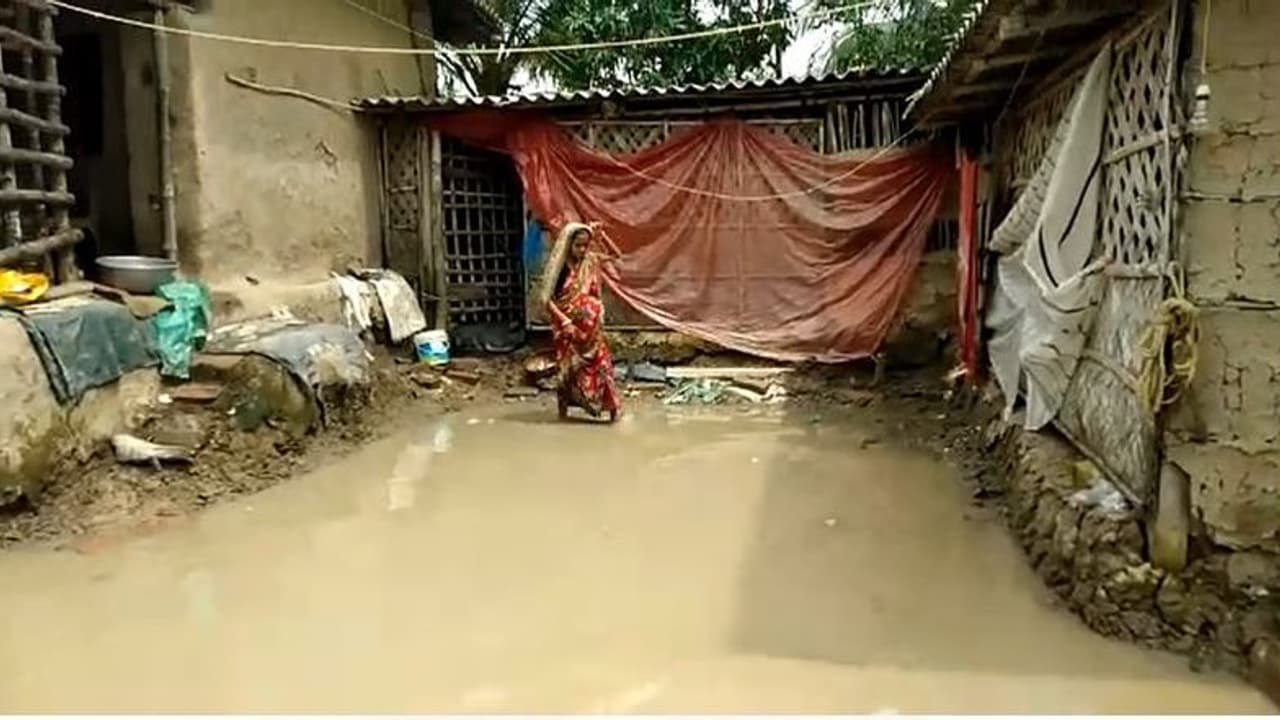 টানা বৃষ্টিতে এখনও জলমগ্ন ঘরবাড়ি, চরম ভোগান্তি বাসন্তীর বাসিন্দাদের টানা বৃষ্টিতে এখনও জলমগ্ন ঘরবাড়ি, চরম ভোগান্তি বাসন্তীর বাসিন্দাদের