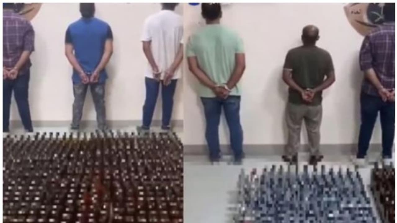 വന് മദ്യ ശേഖരവുമായി അഞ്ച് പ്രവാസികള് പിടിയില് വന് മദ്യ ശേഖരവുമായി അഞ്ച് പ്രവാസികള് പിടിയില്