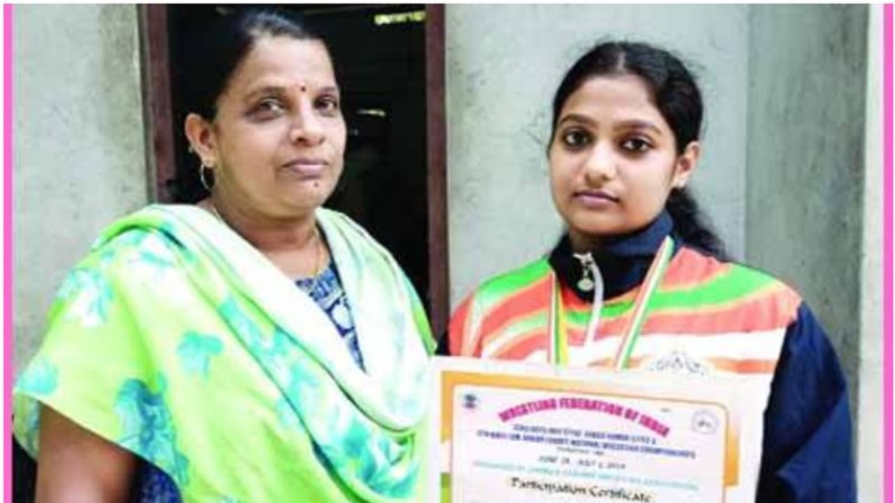 അന്തിയുറങ്ങാന് സ്വന്തമായി വീടില്ല; ബന്ധുവീട്ടില് അഭയം തേടി ദേശീയ കായികതാരവും അമ്മയും അന്തിയുറങ്ങാന് സ്വന്തമായി വീടില്ല; ബന്ധുവീട്ടില് അഭയം തേടി ദേശീയ കായികതാരവും അമ്മയും