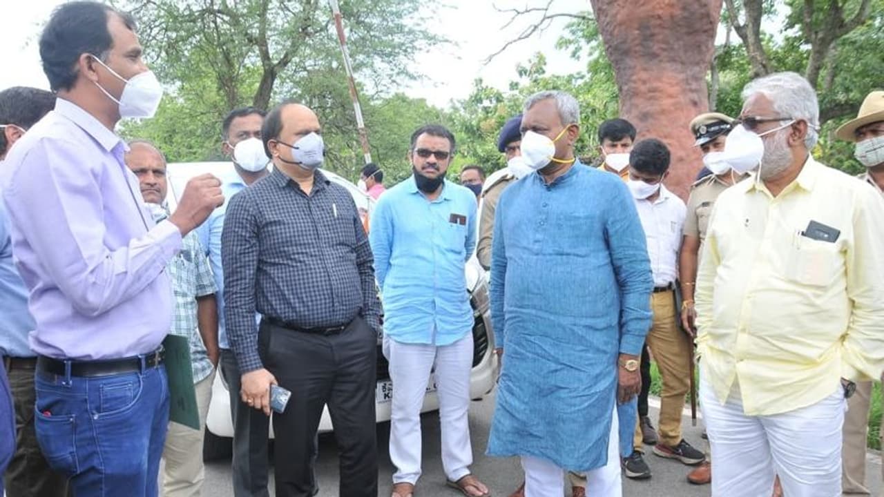 ಅಂತಾರಾಜ್ಯ ವಾಹನ ಚಾಲಕರಿಗೆ ಕೋವಿಡ್ ನೆಗೆಟಿವ್ ವರದಿ ಕಡ್ಡಾಯ ಅಂತಾರಾಜ್ಯ ವಾಹನ ಚಾಲಕರಿಗೆ ಕೋವಿಡ್ ನೆಗೆಟಿವ್ ವರದಿ ಕಡ್ಡಾಯ