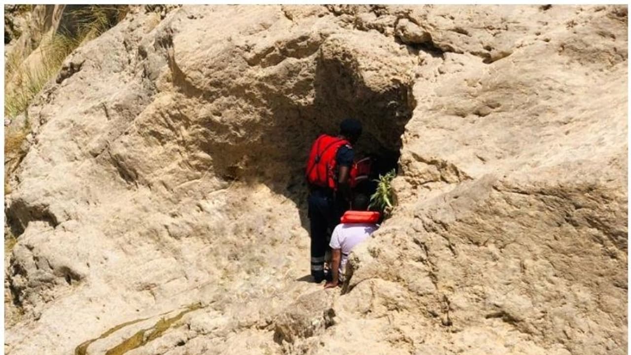 ഒമാനില് മലനിരകള്ക്കിടയില് കുടുങ്ങിയ യുവാവിനെ രക്ഷപ്പെടുത്തി ഒമാനില് മലനിരകള്ക്കിടയില് കുടുങ്ങിയ യുവാവിനെ രക്ഷപ്പെടുത്തി