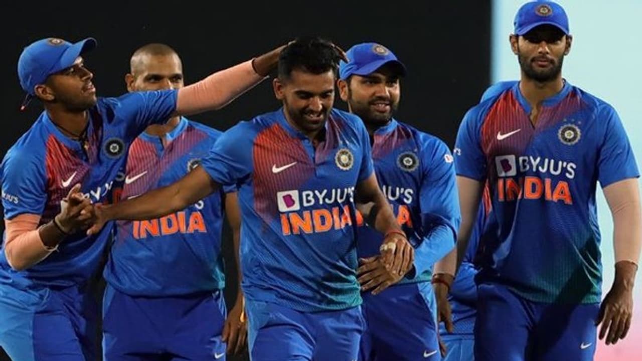 Ind Vs Nz: చూశారా.. మా ఇద్దరికీ అది లేదు.. రోహిత్ శర్మతో కలిసి ఉన్న ఇంట్రెస్టింగ్ ఫోటో షేర్ చేసిన చాహర్ Ind Vs Nz: చూశారా.. మా ఇద్దరికీ అది లేదు.. రోహిత్ శర్మతో కలిసి ఉన్న ఇంట్రెస్టింగ్ ఫోటో షేర్ చేసిన చాహర్