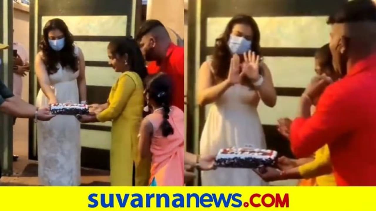 ಬರ್ತ್ಡೇ ಕೇಕ್ ತಂದ ಫ್ಯಾನ್ಸ್ ಜೊತೆ ಕಾಜೊಲ್ ಜಂಭದ ವರ್ತನೆ ಬರ್ತ್ಡೇ ಕೇಕ್ ತಂದ ಫ್ಯಾನ್ಸ್ ಜೊತೆ ಕಾಜೊಲ್ ಜಂಭದ ವರ್ತನೆ