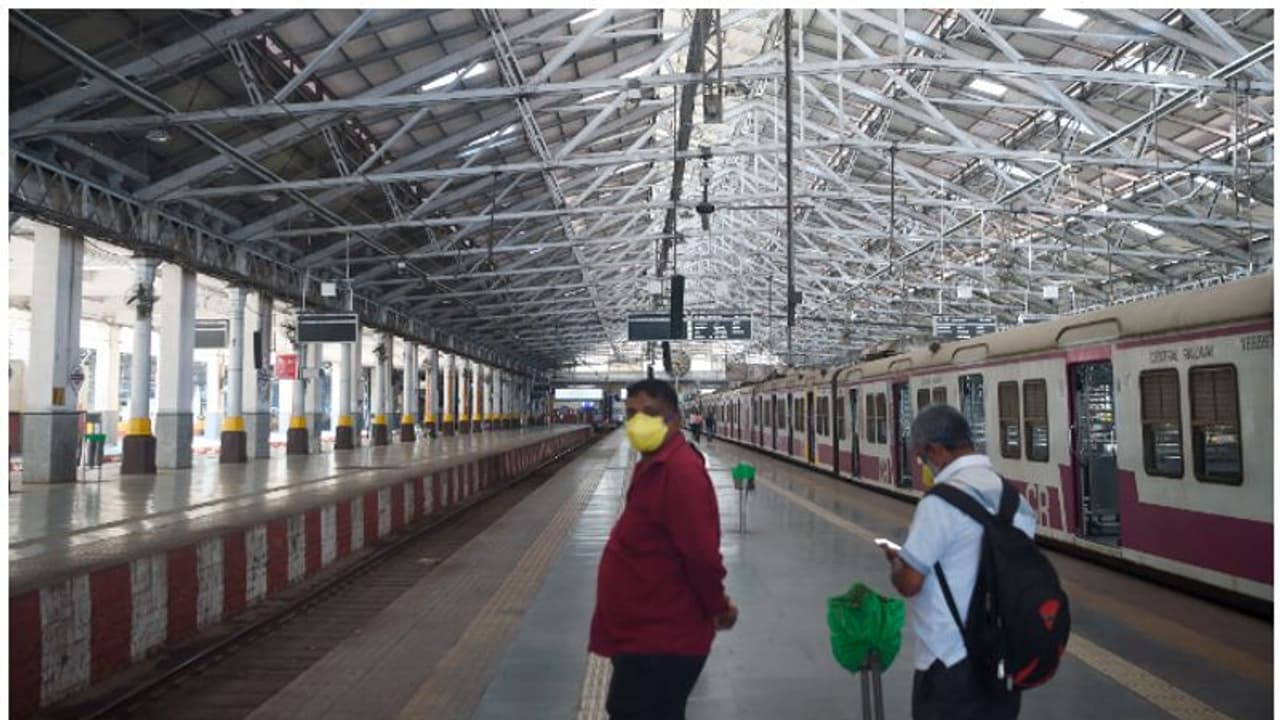 അമിതാഭ് ബച്ചന്റെ വീട്ടിലും മൂന്ന് റെയില്വേ സ്റ്റേഷനുകളിലും ബോംബ് വച്ചതായി ഭീഷണി സന്ദേശം അമിതാഭ് ബച്ചന്റെ വീട്ടിലും മൂന്ന് റെയില്വേ സ്റ്റേഷനുകളിലും ബോംബ് വച്ചതായി ഭീഷണി സന്ദേശം