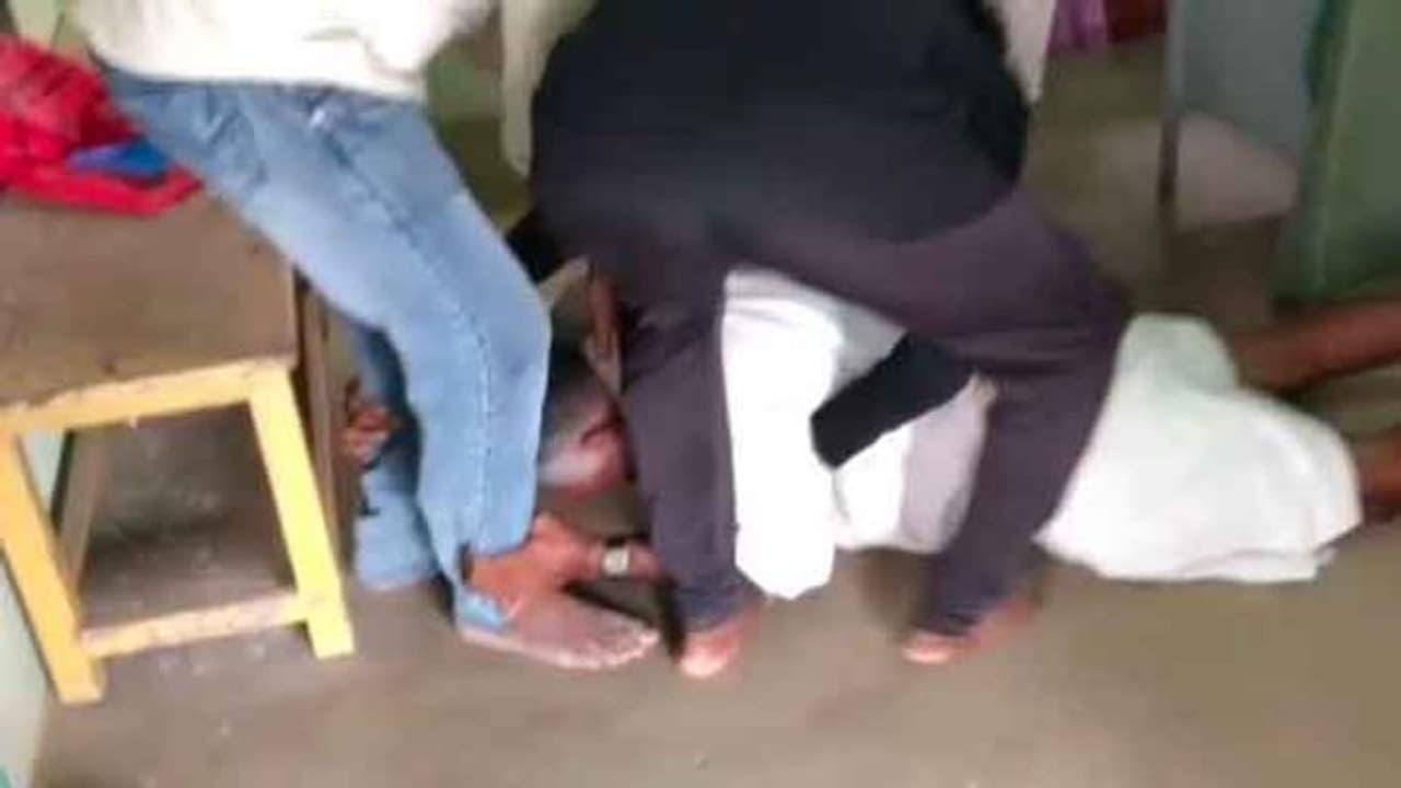 விஏஒ அலுவலகத்தில் அதிர்ச்சி சம்பவம்.. சாதியை சொல்லி, காலில் விழ வைத்த காட்சிகள் வைரல்..! விஏஒ அலுவலகத்தில் அதிர்ச்சி சம்பவம்.. சாதியை சொல்லி, காலில் விழ வைத்த காட்சிகள் வைரல்..!