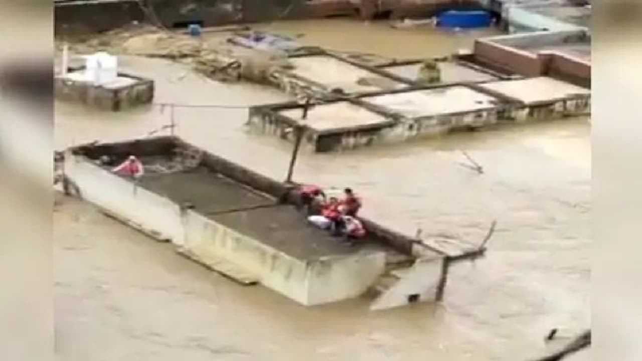 చైనా ను ముంచెత్తుతున్న భారీ వర్షాలు.. 21మంది మృతి చైనా ను ముంచెత్తుతున్న భారీ వర్షాలు.. 21మంది మృతి