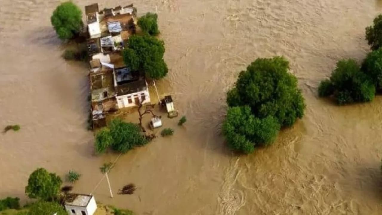 ರಾಜ್ಯದ 13 ಜಿಲ್ಲೆಗಳ 61 ತಾಲೂಕು ಅತಿವೃಷ್ಟಿ, ಪ್ರವಾಹ ಪೀಡಿತ: ಸರ್ಕಾರ ರಾಜ್ಯದ 13 ಜಿಲ್ಲೆಗಳ 61 ತಾಲೂಕು ಅತಿವೃಷ್ಟಿ, ಪ್ರವಾಹ ಪೀಡಿತ: ಸರ್ಕಾರ