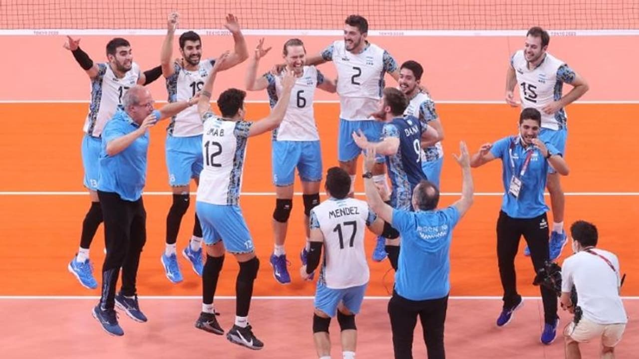 പുരുഷ വോളിബോളില് അട്ടിമറി; അര്ജന്റീനയ്ക്ക് വെങ്കലം, തകര്ത്തത് നിലവിലെ ചാംപ്യന്മാരായ ബ്രസീലിനെ പുരുഷ വോളിബോളില് അട്ടിമറി; അര്ജന്റീനയ്ക്ക് വെങ്കലം, തകര്ത്തത് നിലവിലെ ചാംപ്യന്മാരായ ബ്രസീലിനെ