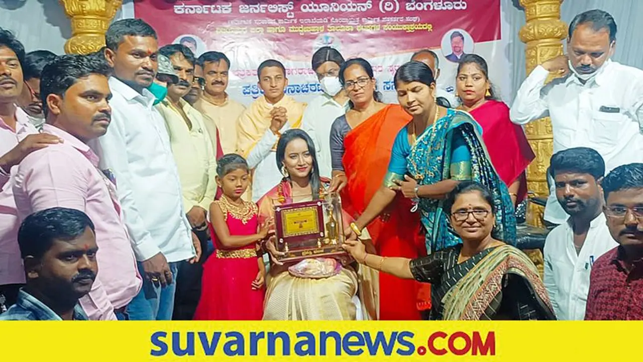 ಸುವರ್ಣ ನ್ಯೂಸ್ ನಿರೂಪಕಿ ಭಾವನಾ ನಾಗಯ್ಯಾಗೆ 'ಮಾಧ್ಯಮ ರತ್ನ' ಪ್ರಶಸ್ತಿ ಪ್ರದಾನ ಸುವರ್ಣ ನ್ಯೂಸ್ ನಿರೂಪಕಿ ಭಾವನಾ ನಾಗಯ್ಯಾಗೆ 'ಮಾಧ್ಯಮ ರತ್ನ' ಪ್ರಶಸ್ತಿ ಪ್ರದಾನ