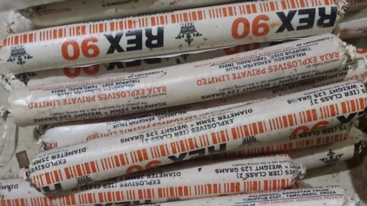 കോഴിക്കോട് ക്വാറിയില്‍ നിന്ന് നിരോധിത വെടിമരുന്ന് പിടികൂടി