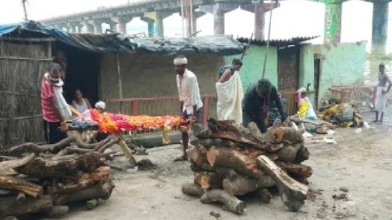 गंगा नदी ने दिखाया रौद्र रुप: बाढ़ में डूबे श्मशान घाट, सड़क पर होने लगे अंतिम संस्कार गंगा नदी ने दिखाया रौद्र रुप: बाढ़ में डूबे श्मशान घाट, सड़क पर होने लगे अंतिम संस्कार
