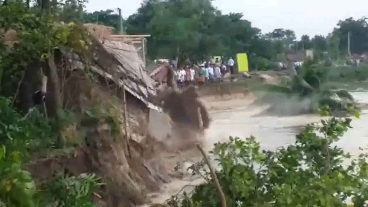 ভয়াবহ ভাঙন গঙ্গায়, সবার চোখের সামনে তলিয়ে গেল শতাধিক বাড়ি ভয়াবহ ভাঙন গঙ্গায়, সবার চোখের সামনে তলিয়ে গেল শতাধিক বাড়ি