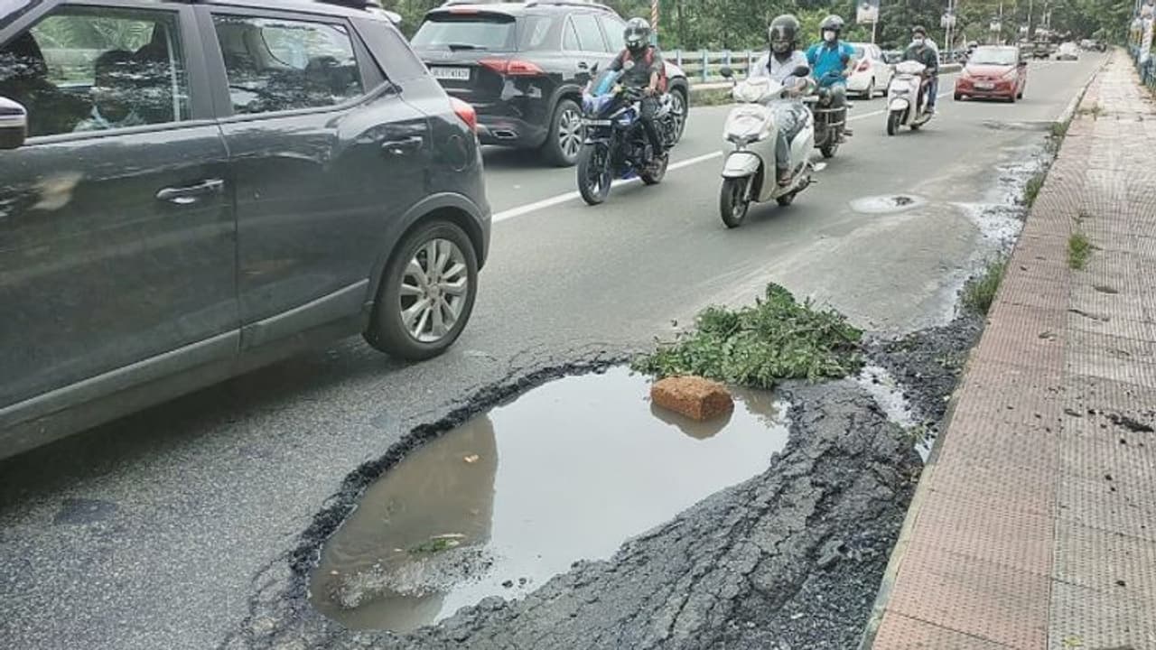 അപകടം വിളിച്ചുവരുത്തി കക്കാഴം മേൽപ്പാലത്തിലെ കുഴി, തിരിഞ്ഞുനോക്കാതെ പൊതുമരാമത്ത് അധികൃതർ