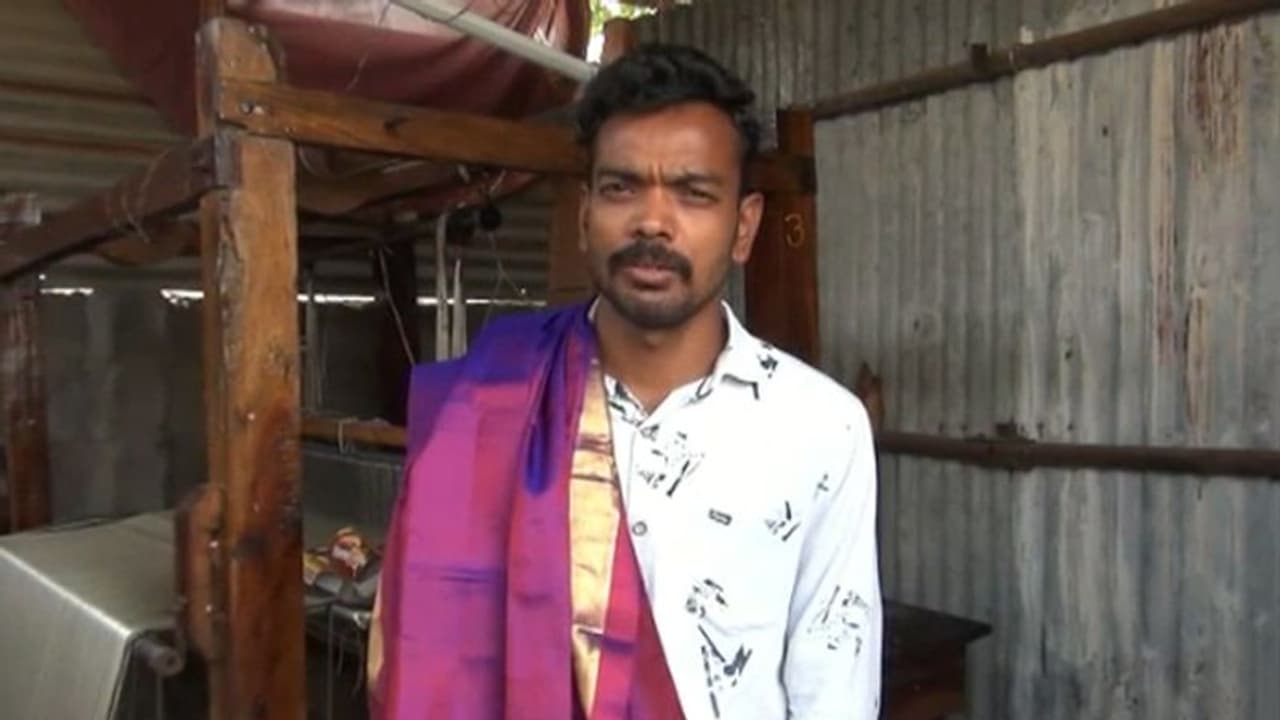 సిరిసిల్ల నేతన్న అద్భుత సృష్టి.. అగ్గిపెట్టెలోనే ఇమిడిపోయే అంగీ, లుంగీ సిరిసిల్ల నేతన్న అద్భుత సృష్టి.. అగ్గిపెట్టెలోనే ఇమిడిపోయే అంగీ, లుంగీ