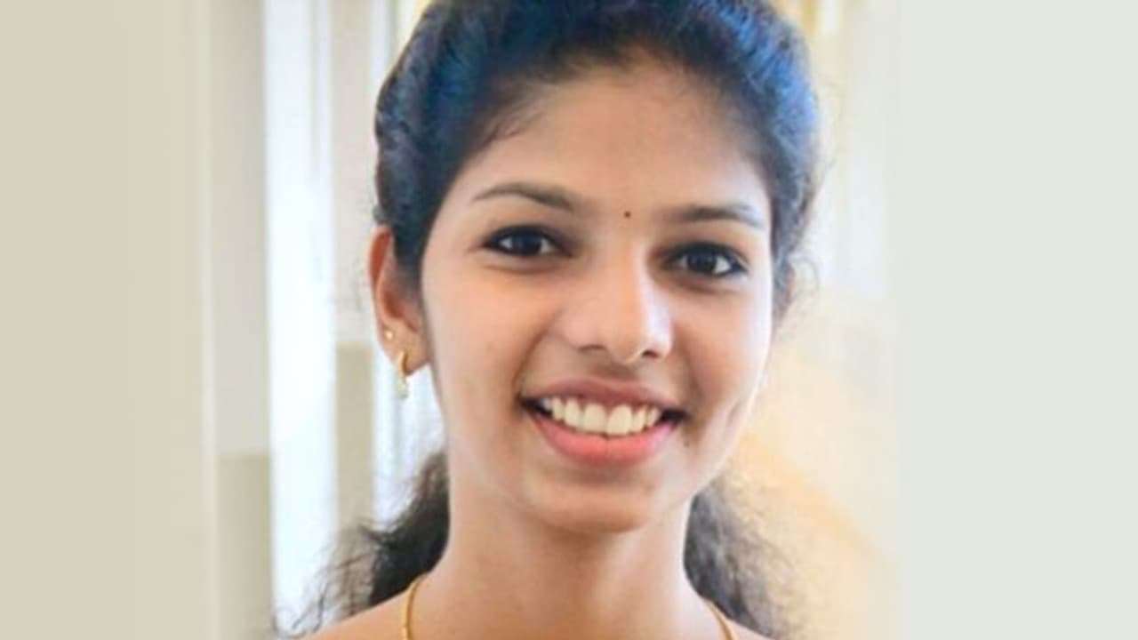 ഇരുപത്തിരണ്ടുകാരിയായ വിദ്യാര്ത്ഥിനി വീട്ടില് തൂങ്ങിമരിച്ച നിലയില് ഇരുപത്തിരണ്ടുകാരിയായ വിദ്യാര്ത്ഥിനി വീട്ടില് തൂങ്ങിമരിച്ച നിലയില്