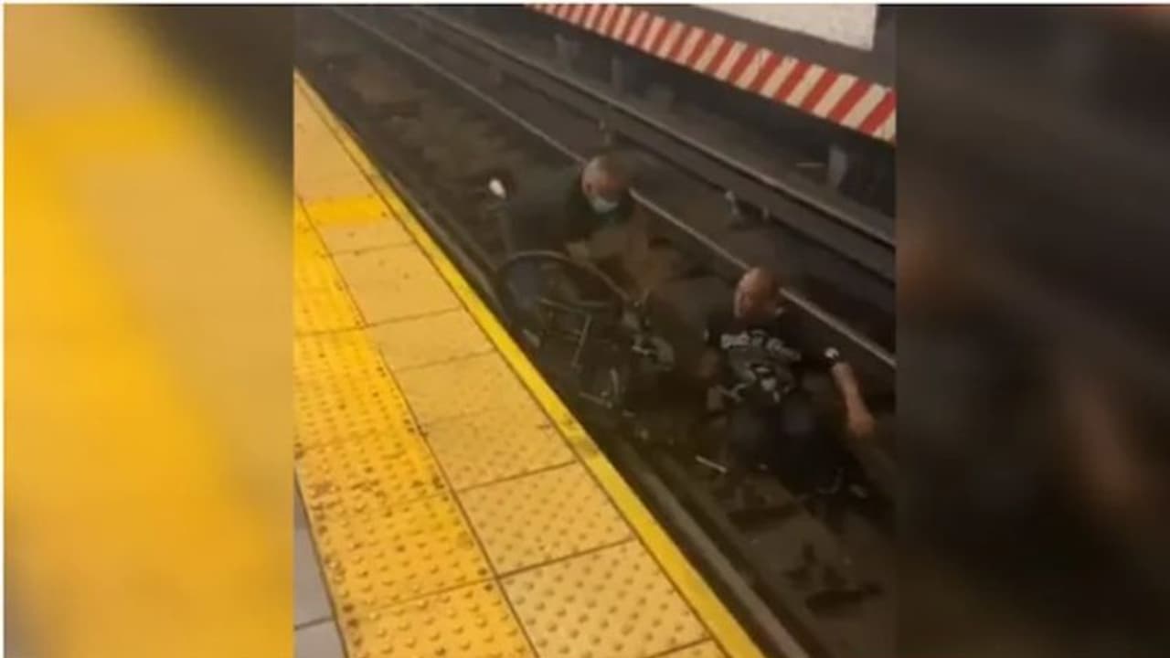 ട്രെയിന് വരാന് നിമിഷങ്ങള് മാത്രം; ട്രാക്കിലേയ്ക്ക് വീല്ചെയറോടെ വീണ് ഭിന്നശേഷിക്കാരന്; പിന്നീട് സംഭവിച്ചത് ട്രെയിന് വരാന് നിമിഷങ്ങള് മാത്രം; ട്രാക്കിലേയ്ക്ക് വീല്ചെയറോടെ വീണ് ഭിന്നശേഷിക്കാരന്; പിന്നീട് സംഭവിച്ചത്