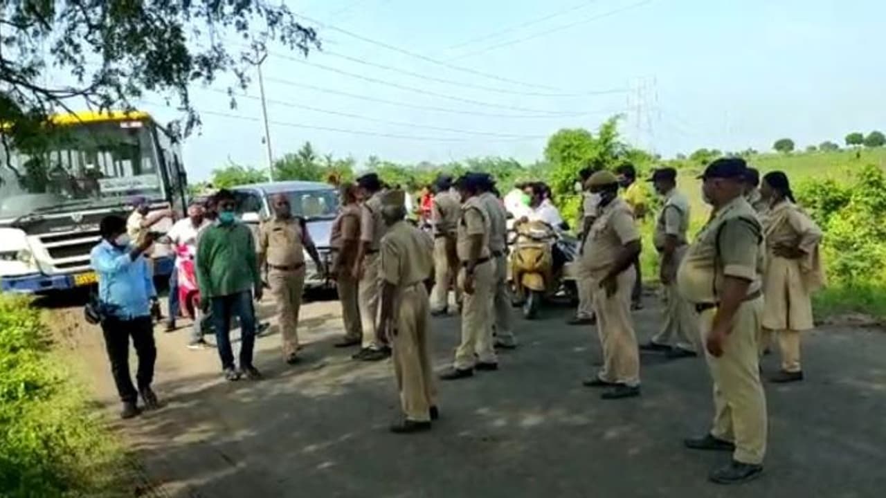 రాజధాని రైతులు, మహిళల మహా నిరసన ర్యాలీ... అమరావతిలో టెన్షన్ టెన్షన్ (వీడియో) రాజధాని రైతులు, మహిళల మహా నిరసన ర్యాలీ... అమరావతిలో టెన్షన్ టెన్షన్ (వీడియో)