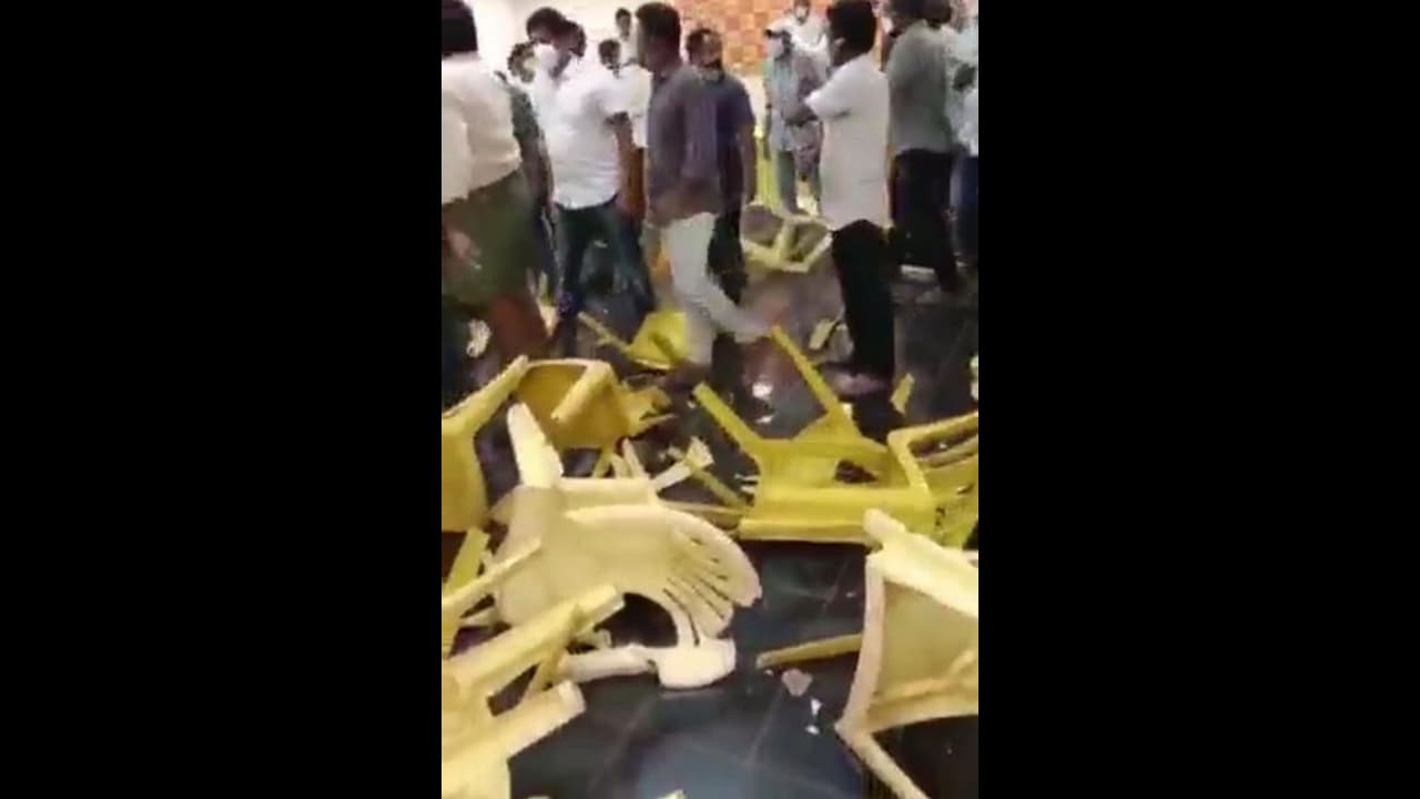 గుంటూరు టిడిపిలో భగ్గుమన్న విభేదాలు... పార్టీ ఆఫీస్ లోనే తన్నుకున్న రెండు గ్రూప్ లు (వీడియో) గుంటూరు టిడిపిలో భగ్గుమన్న విభేదాలు... పార్టీ ఆఫీస్ లోనే తన్నుకున్న రెండు గ్రూప్ లు (వీడియో)