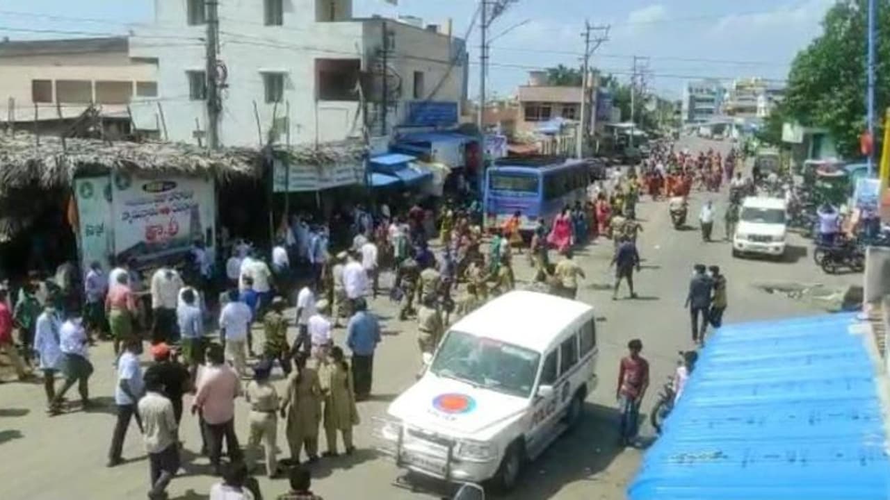 తుళ్లూరులో ఉద్రిక్తత... హైకోర్టు వైపు పరుగుతీసిన మహిళలు (వీడియో) తుళ్లూరులో ఉద్రిక్తత... హైకోర్టు వైపు పరుగుతీసిన మహిళలు (వీడియో)