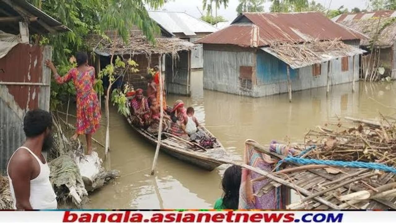 পদ্মা আর প্রবল বর্ষণে বাঁধ ভেঙে বন্যা, আচমকা দিশেহারা মুর্শিদাবাদবাসী পদ্মা আর প্রবল বর্ষণে বাঁধ ভেঙে বন্যা, আচমকা দিশেহারা মুর্শিদাবাদবাসী