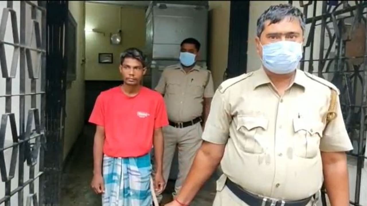 ভাতারে গ্রেফতার বাংলাদেশি ব্যক্তি, অনুপ্রবেশের কারণ জানতে দফায় দফায় জেরা ভাতারে গ্রেফতার বাংলাদেশি ব্যক্তি, অনুপ্রবেশের কারণ জানতে দফায় দফায় জেরা