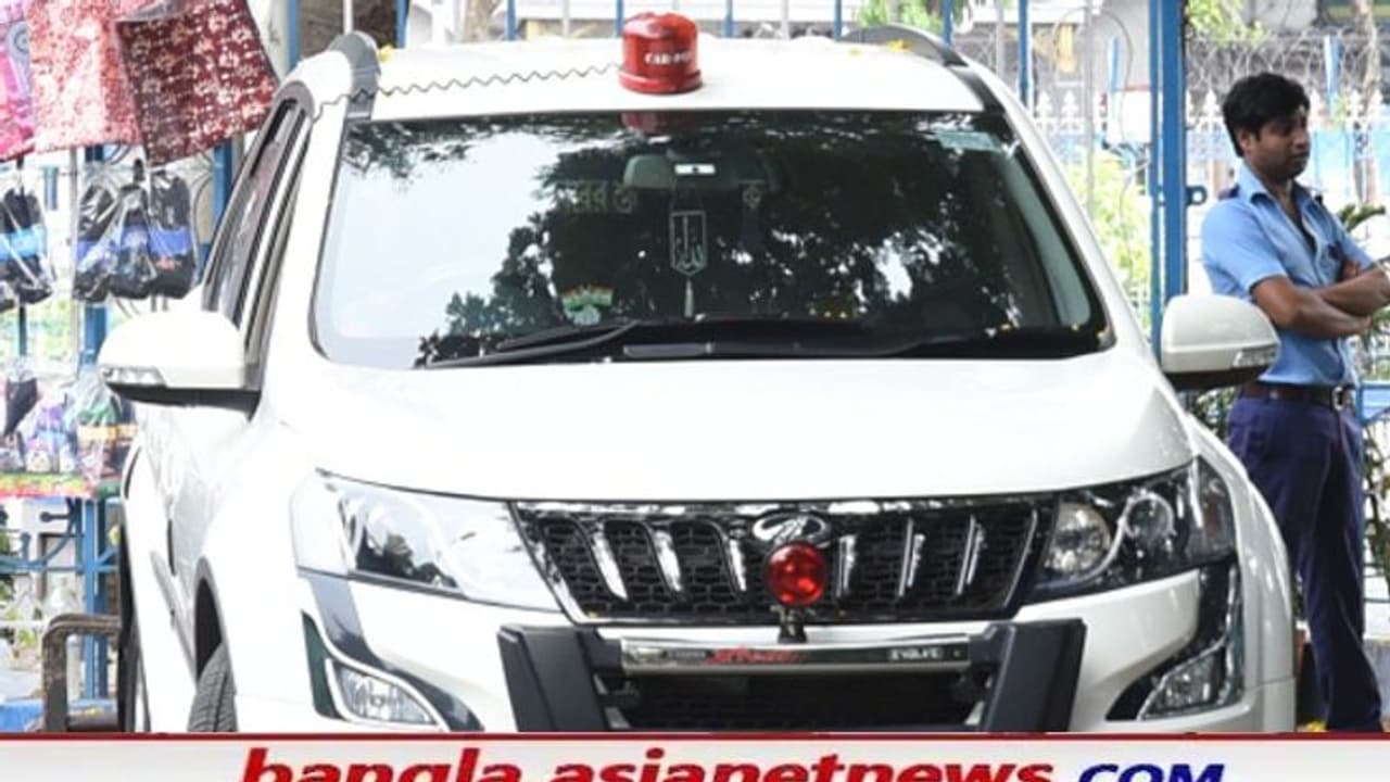 'যার ক্ষমতা আছে, সে লাল বাতি লাগাবে', হুমকির ২৪ ঘণ্টা পেরোতেই বাতি খুলে 'বোধোদয়' সুজয়ের 'যার ক্ষমতা আছে, সে লাল বাতি লাগাবে', হুমকির ২৪ ঘণ্টা পেরোতেই বাতি খুলে 'বোধোদয়' সুজয়ের