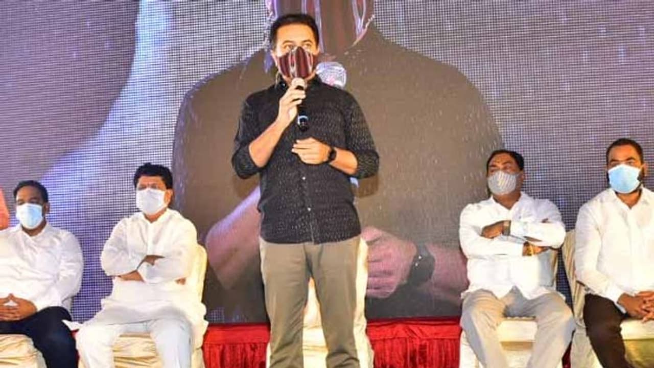 గిఫ్ట్ ఏ స్మైల్: దివ్యాంగులకు మూడు చక్రాల వాహనాలు పంపిణీ చేసిన కేటీఆర్ గిఫ్ట్ ఏ స్మైల్: దివ్యాంగులకు మూడు చక్రాల వాహనాలు పంపిణీ చేసిన కేటీఆర్