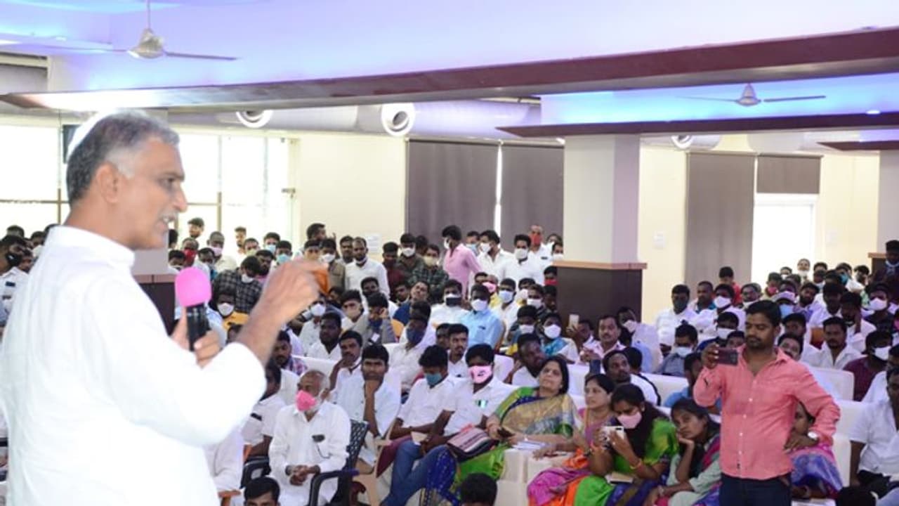 ఈటల గెలిస్తే.. ఆయనకే లాభం, ఇక హుజురాబాద్లో అభివృద్ధి లేనట్లే: రాజేందర్కు హరీశ్ రావు కౌంటర్ ఈటల గెలిస్తే.. ఆయనకే లాభం, ఇక హుజురాబాద్లో అభివృద్ధి లేనట్లే: రాజేందర్కు హరీశ్ రావు కౌంటర్