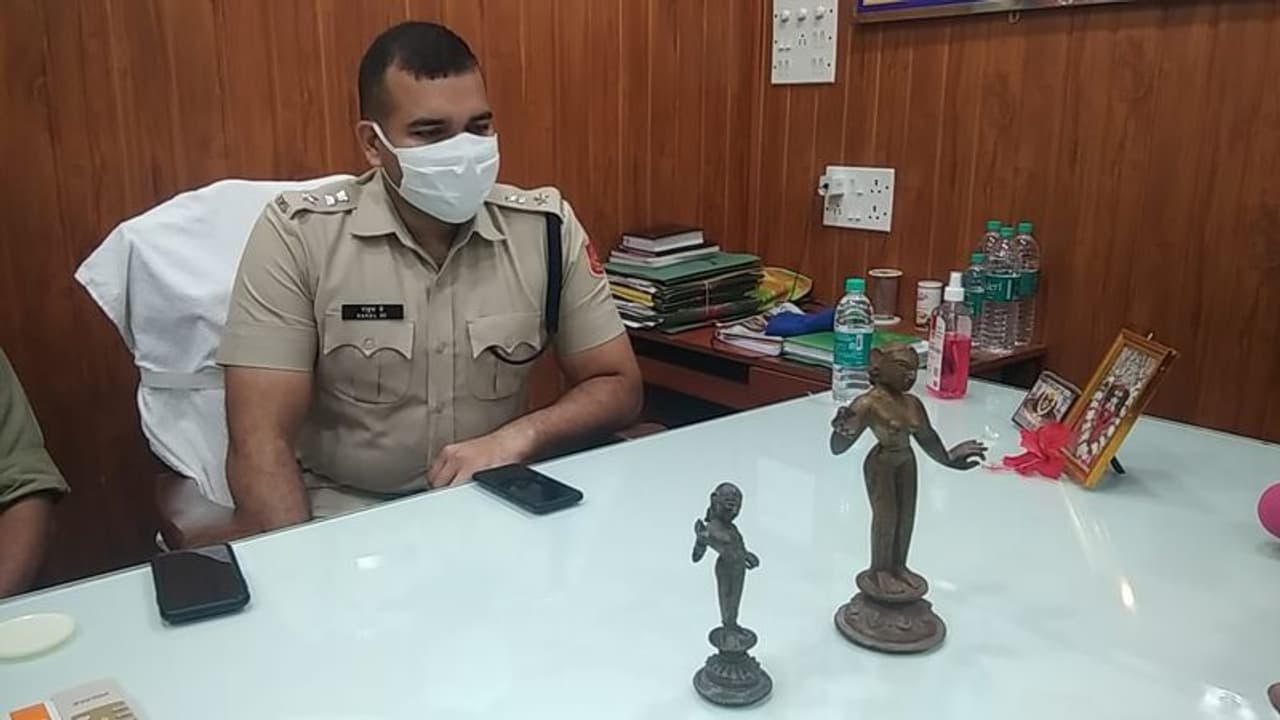 ক্রেতা সেজে অভিযান পুলিশের, বিক্রির আগেই উদ্ধার লক্ষাধিক টাকার ২টি প্রাচীন মূর্তি